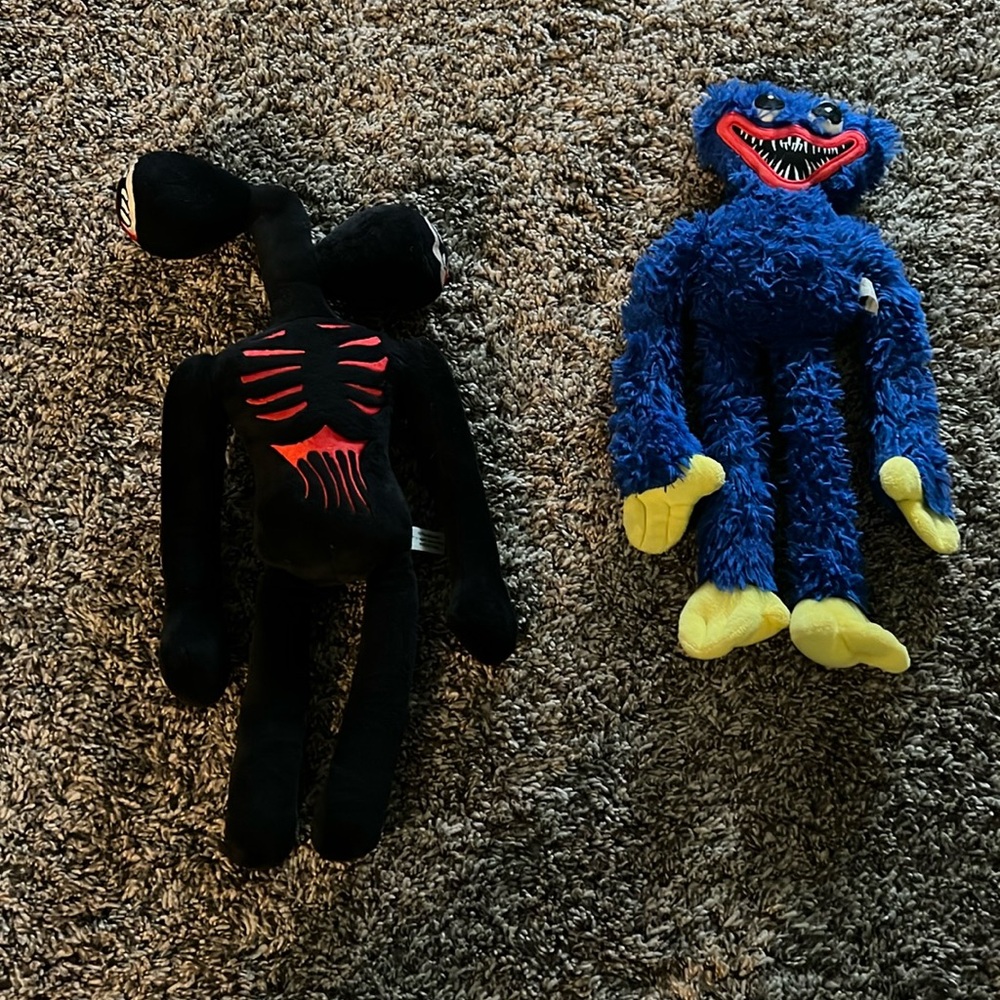Siren head and huggy Wuggy stuffed animals